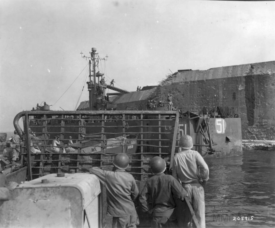 6630 - Десантный корабль подходит к форту Драм, 1945 г.
