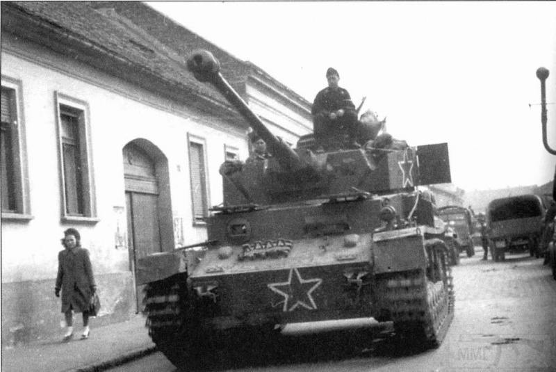 6898 - Части 1-й Болгарской армии на захваченном PzKpfw IV, Венгрия